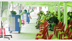 천막 안 그늘서 무료급식 기다려…