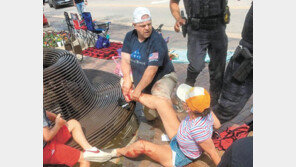 美 22세 백인男, 독립기념일 행렬에 총기 난사… 아이 등 46명 사상