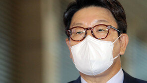 권성동 “공직자만 대통령 수행하란 법 있나…文은 수시로 BTS 동원”