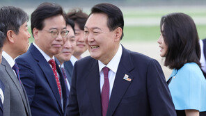 尹 첫 순방 수행 ‘해외 경험 많다’ 무보수로 맡긴 신씨 누구?