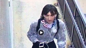 여장하고 이어폰 낀 채 유유히…美 총기난사범 현장 벗어나는 모습 포착