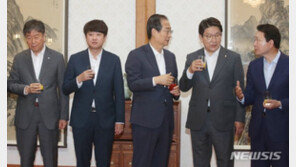 당정대, 첫 고위 당정협의서 노타이로 “한마음” 합창