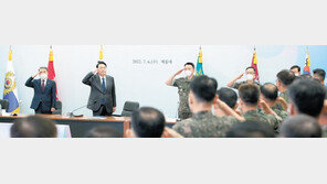 尹 “행정관이 합참의장 조사하는 일, 우린 없을것” 文정부 겨냥