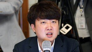 이준석 “윤핵관, 익명에 숨어 대포차 정치”