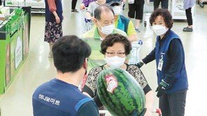 “반값 수박 잡아라” 고객들 긴 줄