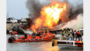 ‘펑’ 폭발후 불길… 제주서 또 어선 화재, 3명 중상-2명 실종 
