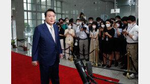 尹, ‘6촌채용’ 논란에 “정치 시작부터, 선거운동 함께 한 동지”