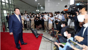 尹, 6촌 채용 비판에 “선거운동 공식적으로 함께 한 동지”