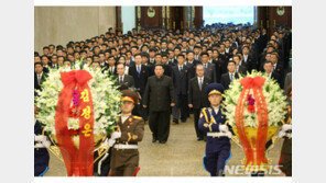 北김정은, 김일성 기일에 금수산…생활지도 간부 동행