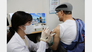 고령층 31.4%만 4차접종…재유행 대응, 고위험군 사망률 관건