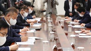 尹 “유류세 탄력세율 한도 확대…공공임대 임대료 동결 연장”