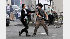 “아베 총격범 자택서 폭발물 추정 물질 발견” NHK