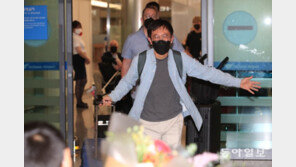 아들부터 껴안은 허준이 교수 “구불구불했지만…그게 가장 빠른길”