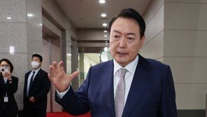 尹, 6촌 채용 비판에 “정치적 동지”…비선 논란 선그어