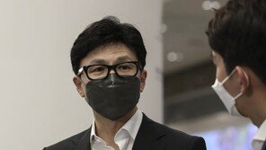 법무부 “외국인보호소 ‘전신 결박 의자’ 도입 철회”