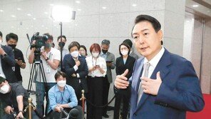 도어스테핑 재개한 尹 “대통령실 6촌은 정치적 동지” 