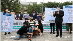 법무부 “외국인보호소, 전신결박 의자 도입 철회” 