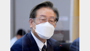 전대 앞 길어지는 이재명 ‘묵언수행’…“입장 밝혀라” 요구 봇물