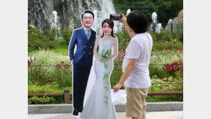 尹·김건희 웨딩등신대, 무단 도용 논란…“언니 부부 몸에 합성, 불쾌”