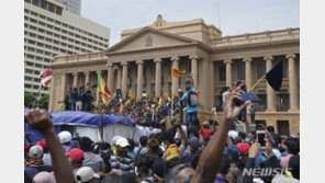 ‘디폴트’ 스리랑카, 정권퇴진 시위 격화…대통령 긴급대피