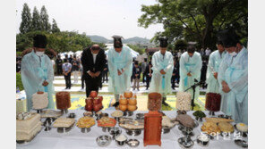 ‘정유재란 때 끌려 간 도공의 후손’…15대 심수관, 424년 만에 선조 묘 참배