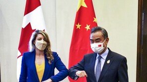 中왕이·캐나다 외무장관 회담…“양국관계 정상궤도 올려놓자”