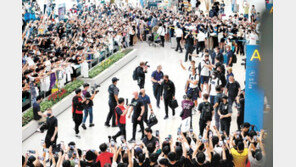 “토트넘 티켓 못 구했지만 입국이라도 직관” 2000여명 장사진