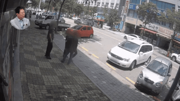 “차 빼달라”는 직원 들이받은 차주…가로 주차해 가게 앞 막았다