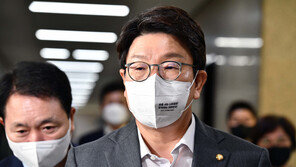 권성동 “당헌상 전대 불가…이준석과 연락할 시기 아냐”