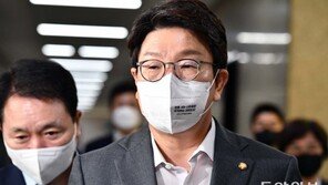 이준석 징계 정국 수습하며 더 큰 그림 그리는 권성동