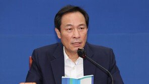 우상호 “尹 도어스테핑 없앤 건 지나쳐…코로나는 핑계”