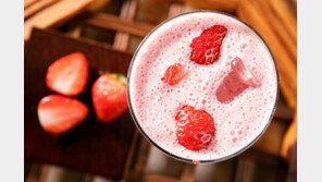 “딸기라떼요” 신난 자매가 건넨 카드는 ‘결제불가’…카페 사장 행동은