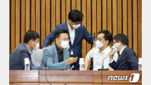 “이준석, 기소되면 또 징계”…마이크 켜진 줄 모른 與초선들