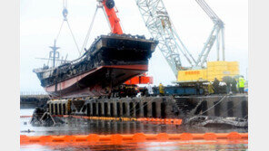 모습 드러낸 제주 한림항 화재 선박