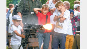 “귀청 떨어지겠네” 러 무기 박람회에 전시된 2차대전 당시 기관총