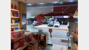 너무 더워서?…대낮 상가 유리 느닷없이 ‘와장창’