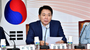 與 “코로나 재유행 대응, 文정부와 달라야…일상 통제 최소화”