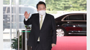 尹 “직접소통” 애착이 하루만에 ‘거리두기 도어스테핑’으로