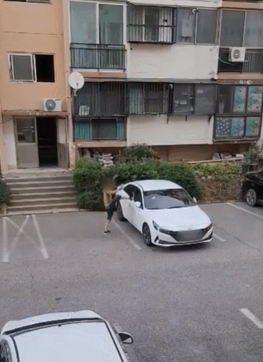 술 취해 망치로 남의 차 ‘쾅쾅’…“돈 없어 수리비도 못 준답니다”