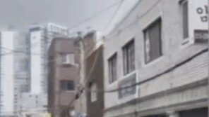 딱 양팔 너비만큼 땅 젖었다…‘초미니 소나기’ 인증 영상 화제