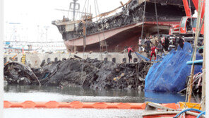 제주 한림항 화재 어선 인양 중단…내일 해상서 선체 진입