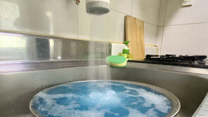 수도꼭지 틀자 파란색 물이 콸콸…포항시, 원인조사 착수