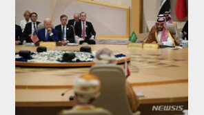 GCC 정상회의 참석한 바이든 “미국, 중동에 남을 것”