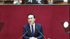 ‘탄핵’ 언급한 박홍근…與 “169석 거대 의석의 오만”