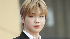 강다니엘, ‘화장 진한 누님들 기빨려’…‘스우파’ 메시지 논란에 사과 “경솔했다”