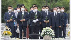 이재명, 노무현 전 대통령 묘역 참배 “이기는 민주당 꼭 만들겠다”