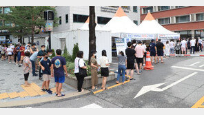 확진자, 일요일 기준 14주만에 최다…일요일에도 붐비는 선별진료소[청계천 옆 사진관]