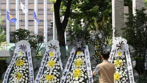 “국민의 경찰은 죽었다”…경찰청 앞 릴레이 근조화환