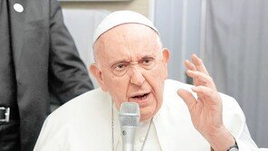 무릎 통증 교황 “물러나는 것도 생각”