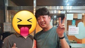 파란 셔츠에 선글라스…文, 제주서 귀향 후 첫 휴가